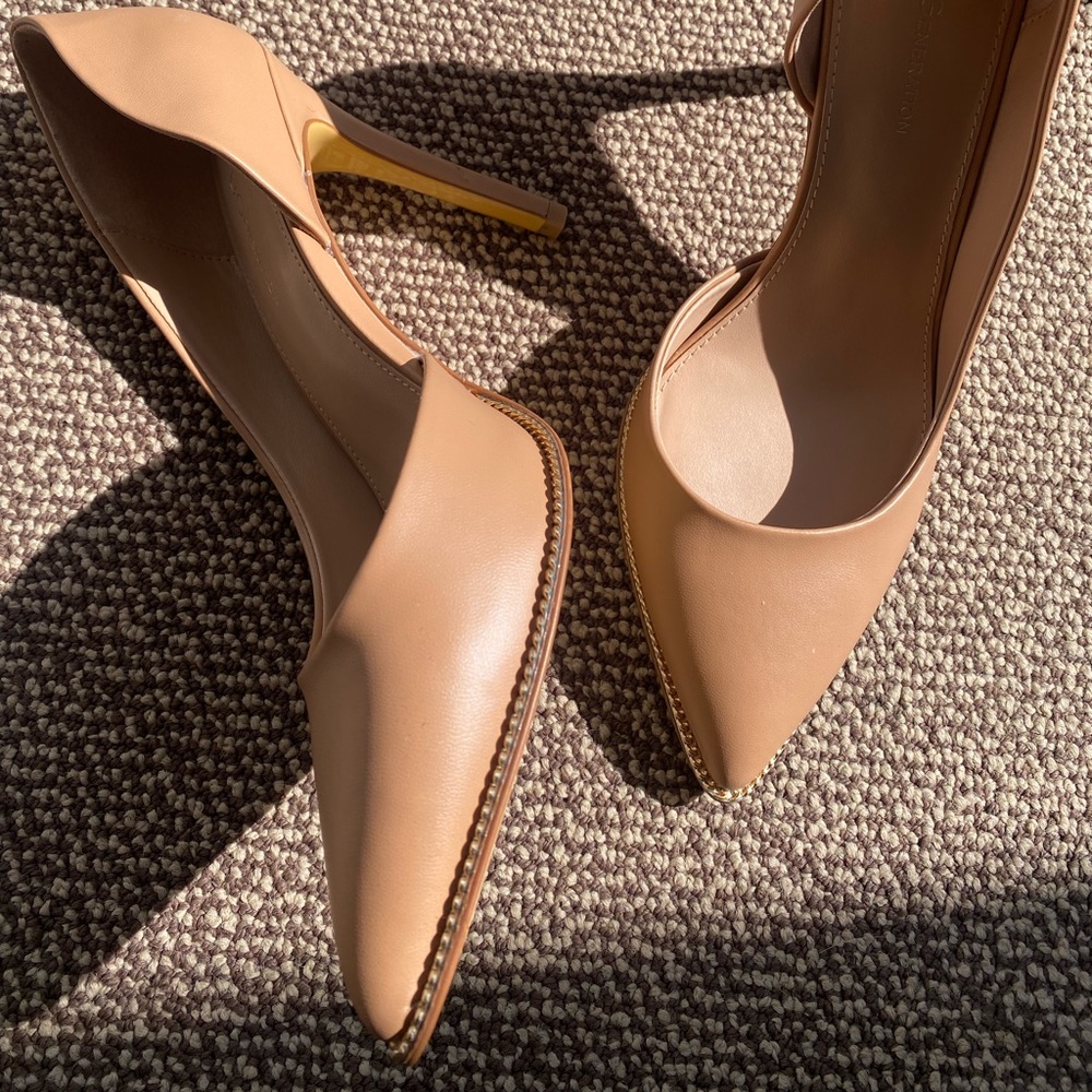 BCBG - dorsay pump - Tan and gold trimming!